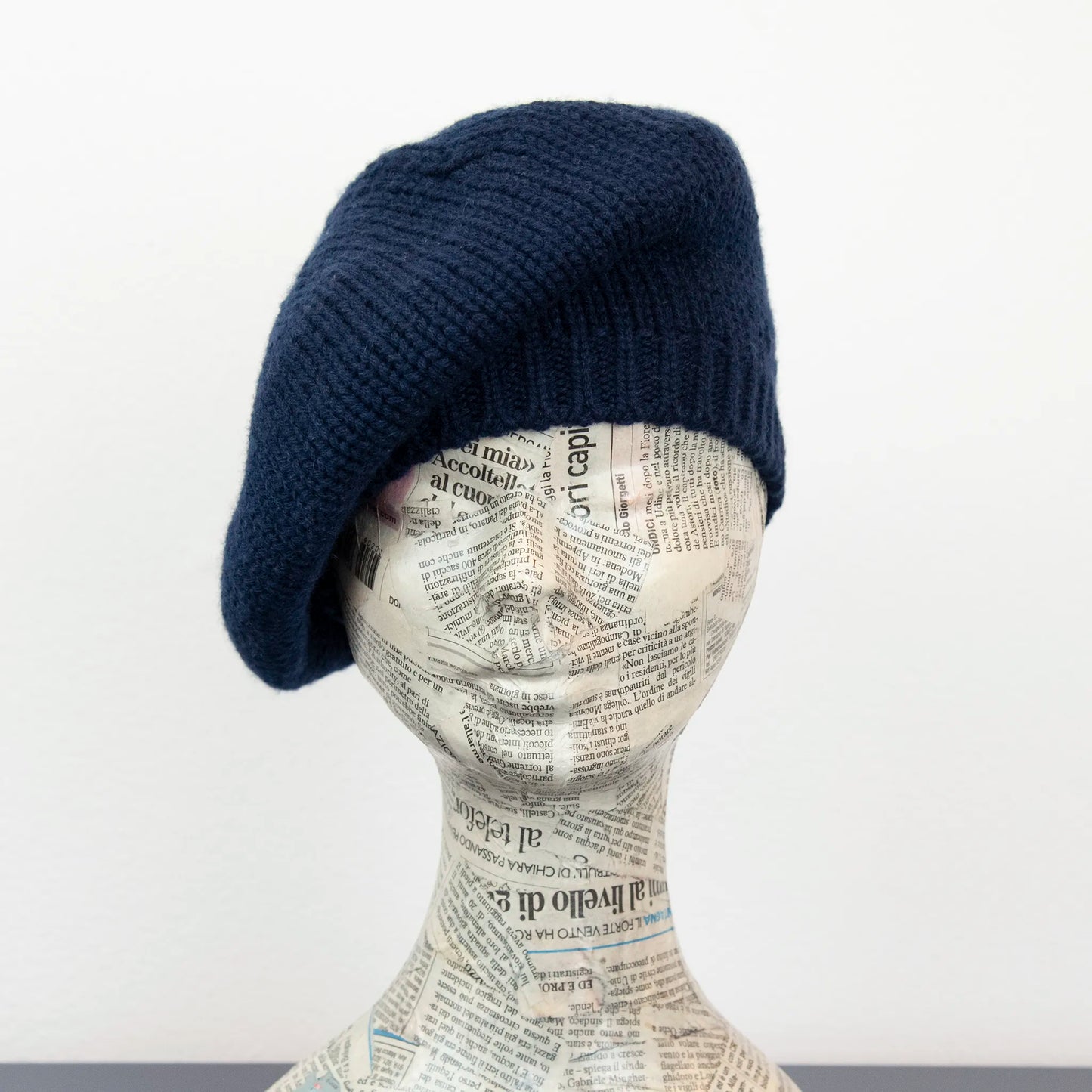 Basco pesante in 100% Cashmere blu notturno, Made in Italy, versatile con tre vestibilità: basco francese, cuffia e berretto. Manifattura pregiata a trama grossa, che offre elasticità e morbidezza.