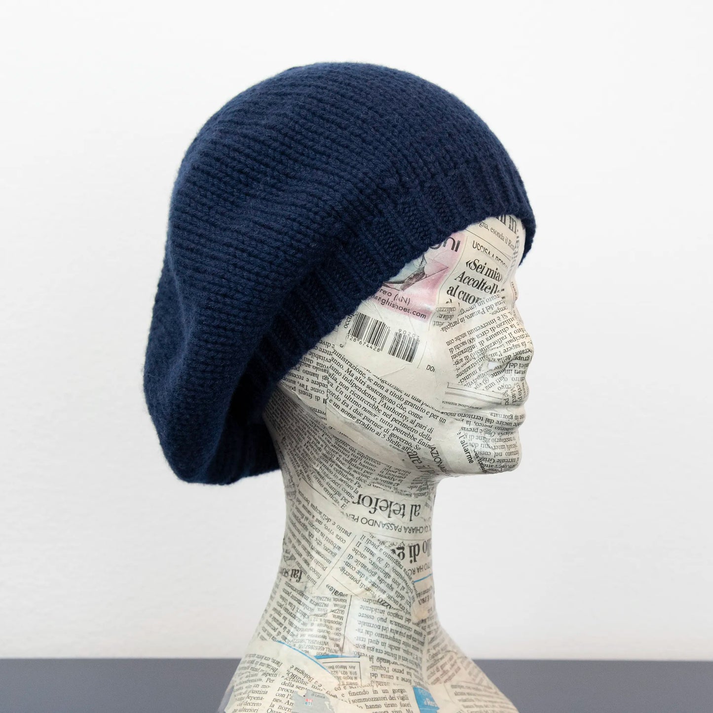 Basco pesante in 100% Cashmere blu notturno, Made in Italy, versatile con tre vestibilità: basco francese, cuffia e berretto. Manifattura pregiata a trama grossa, che offre elasticità e morbidezza.