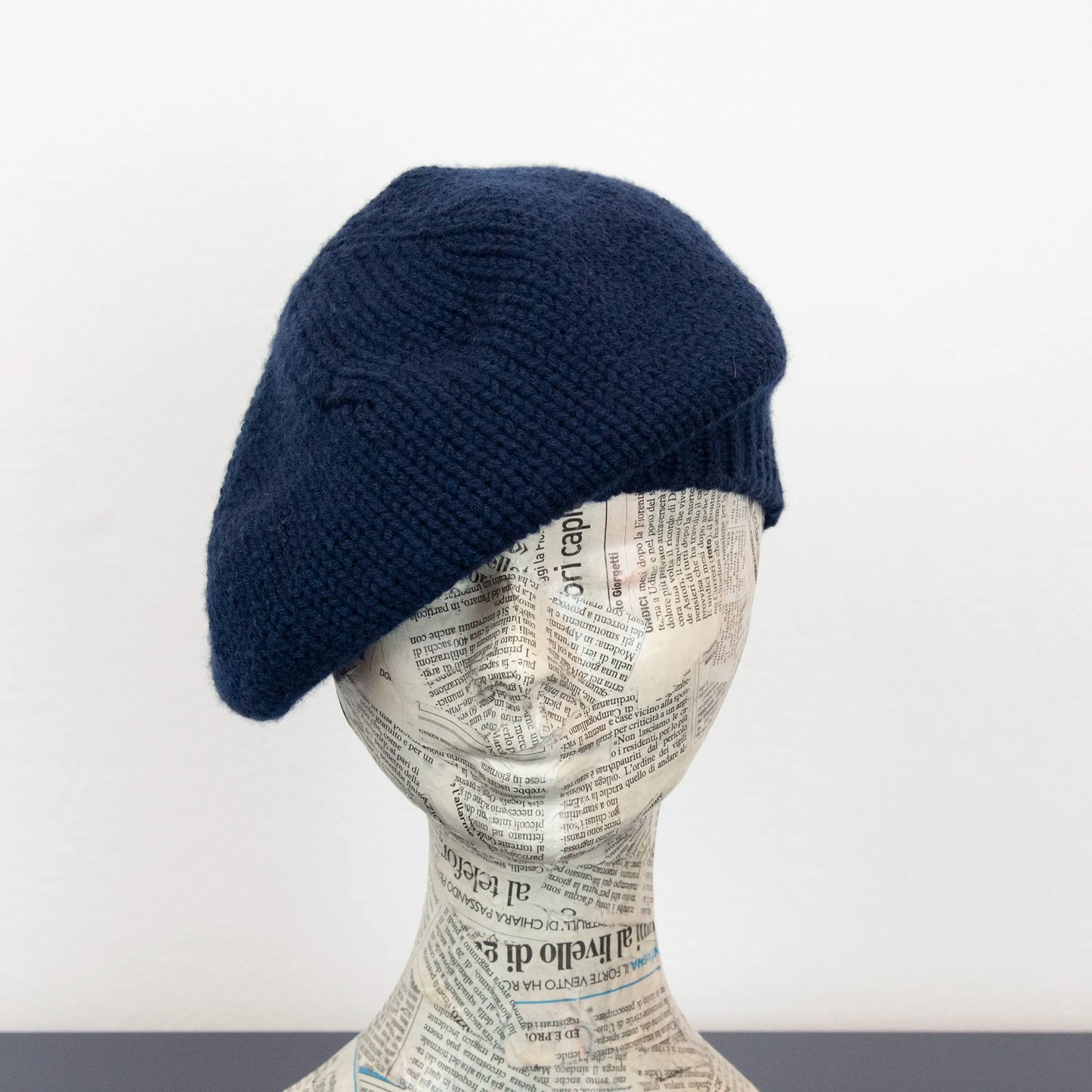 Basco pesante in 100% Cashmere blu notturno, Made in Italy, versatile con tre vestibilità: basco francese, cuffia e berretto. Manifattura pregiata a trama grossa, che offre elasticità e morbidezza.