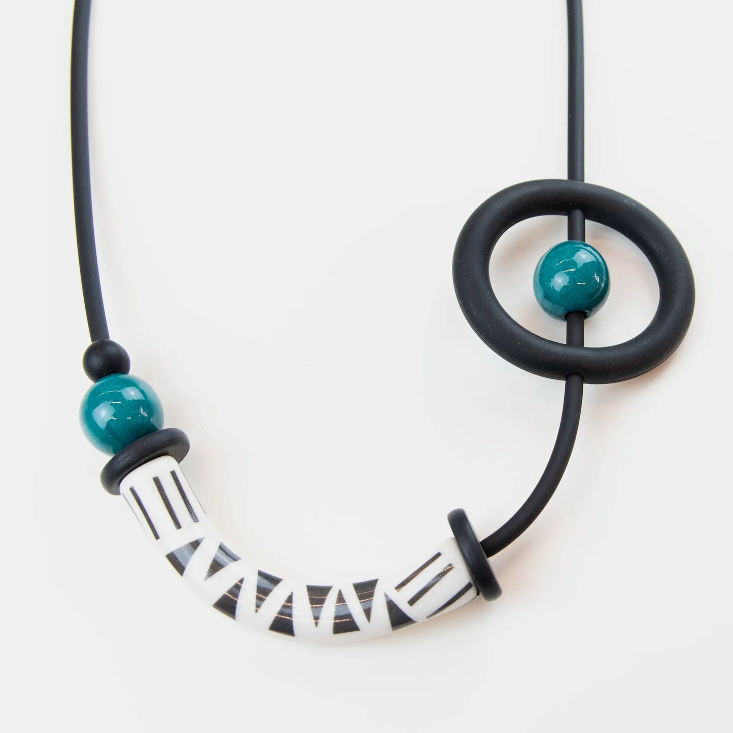 Collana in ceramica realizzata a mano, tre passaggi di cottura, opera di un'artista specializzata in sculture, ispirata a Kandinsky e Miró, unica e artistica.