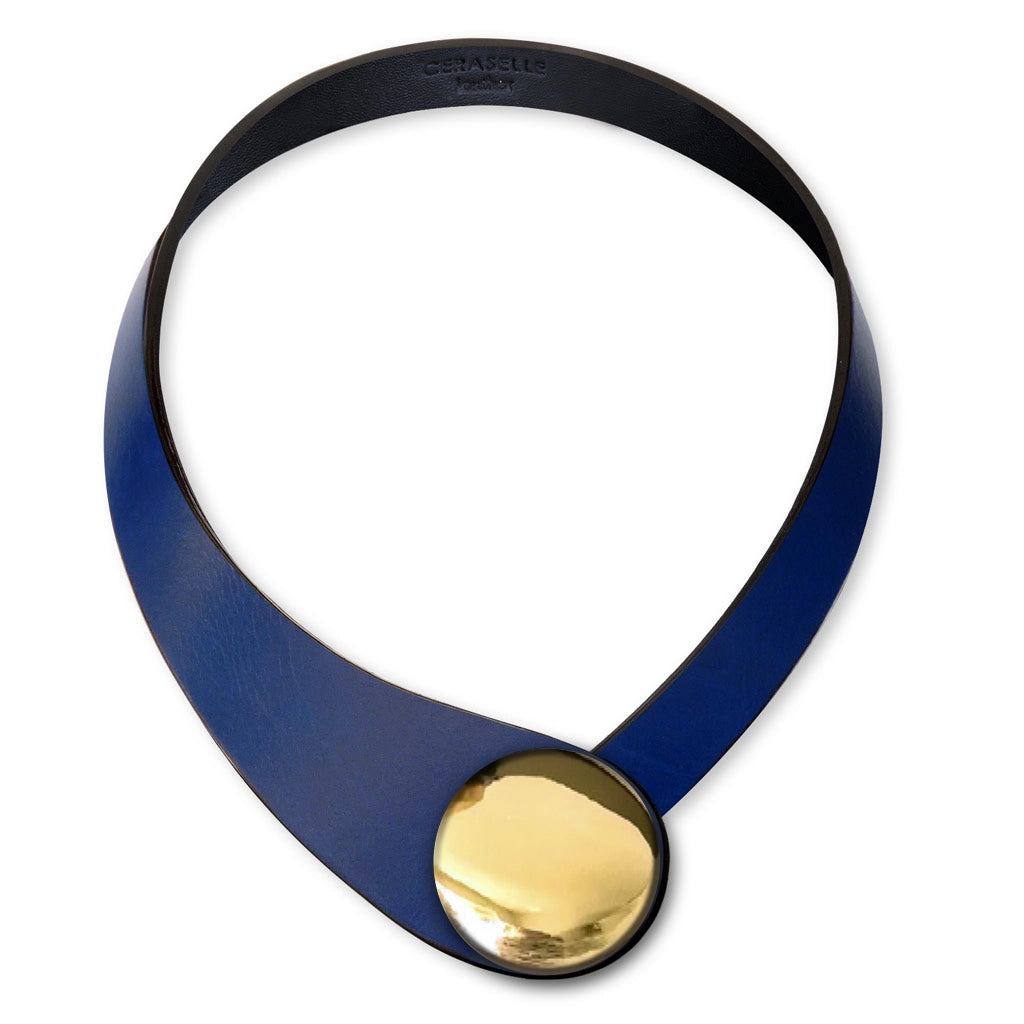 Collana in vera pelle conciata in Italia, frutto della creatività di due architetti italiani. Realizzata con pregiata manifattura Made in Italy, unisce eleganza, praticità e versatilità. I bottoni intercambiabili permettono di personalizzarla facilmente, creando la combinazione perfetta per ogni outfit e occasione.