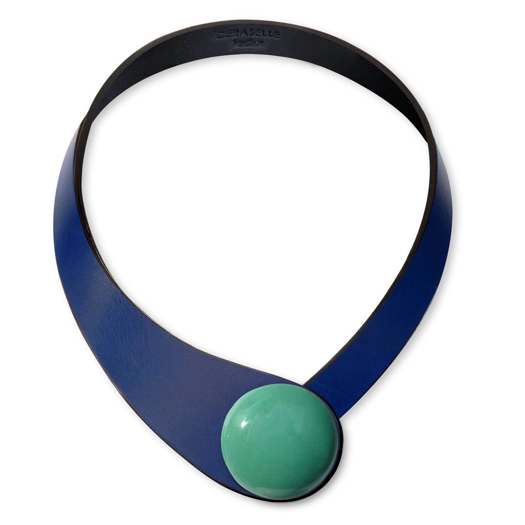 Collana in vera pelle conciata in Italia, frutto della creatività di due architetti italiani. Realizzata con pregiata manifattura, unisce eleganza, praticità e versatilità. I bottoni intercambiabili permettono di personalizzarla facilmente, creando la combinazione perfetta per ogni outfit e occasione.