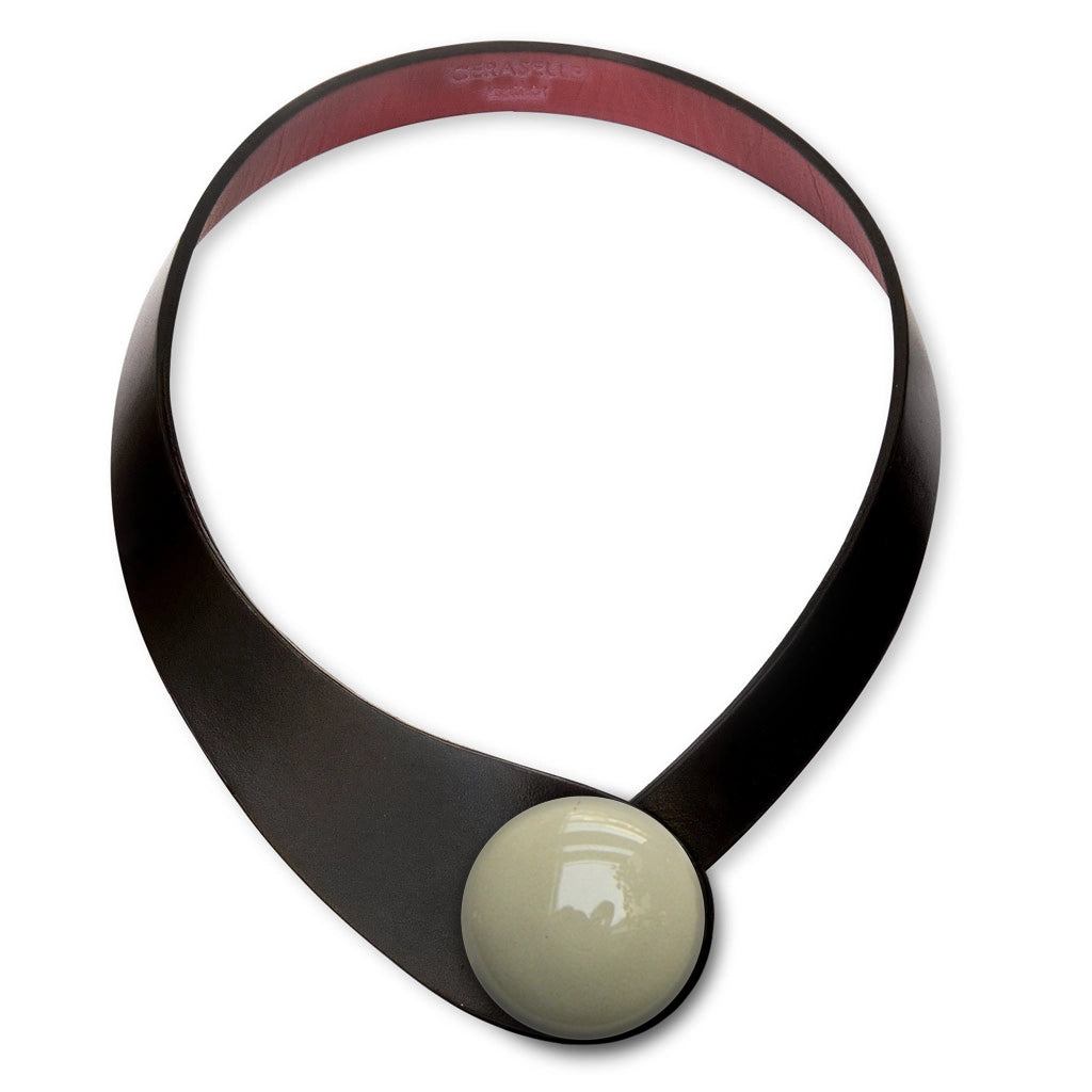 Collana in vera pelle conciata in Italia, frutto della creatività di due architetti italiani. Realizzata con pregiata manifattura Made in Italy, unisce eleganza, praticità e versatilità. I bottoni intercambiabili permettono di personalizzarla facilmente, creando la combinazione perfetta per ogni outfit e occasione.