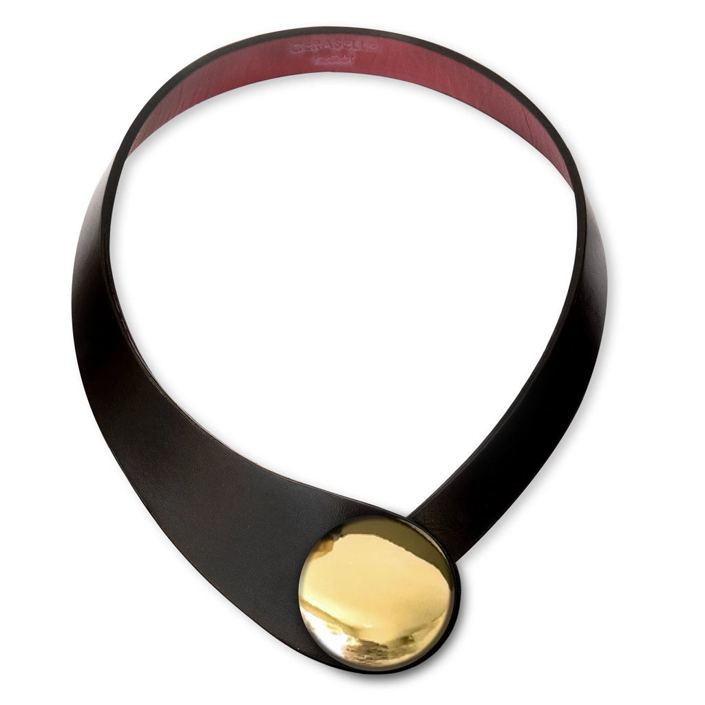 Collana in vera pelle conciata in Italia, frutto della creatività di due architetti italiani. Realizzata con pregiata manifattura Made in Italy, unisce eleganza, praticità e versatilità. I bottoni intercambiabili permettono di personalizzarla facilmente, creando la combinazione perfetta per ogni outfit e occasione.