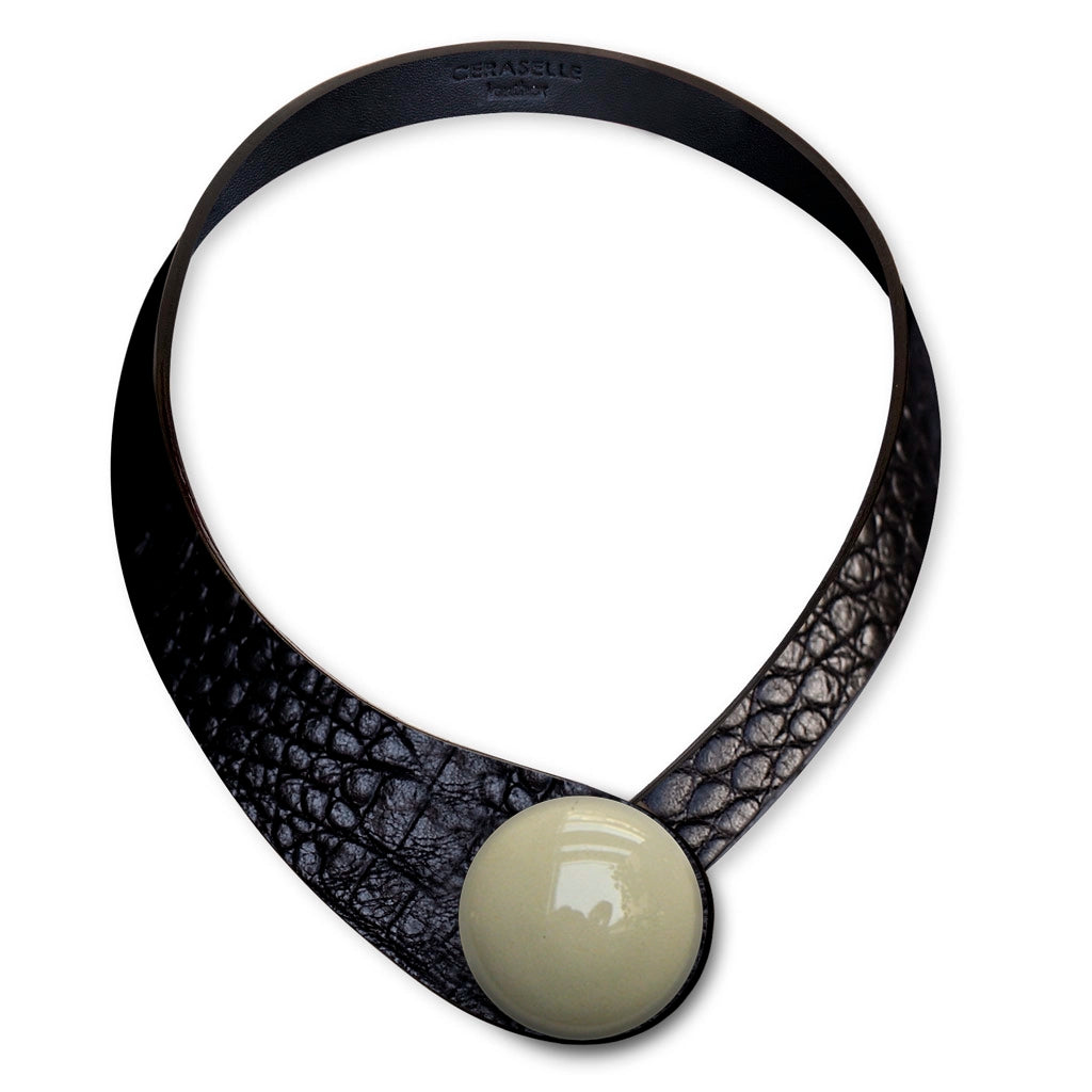 Collana in vera pelle conciata in Italia, frutto della creatività di due architetti italiani. Realizzata con pregiata manifattura Made in Italy, unisce eleganza, praticità e versatilità. I bottoni intercambiabili permettono di personalizzarla facilmente, creando la combinazione perfetta per ogni outfit e occasione.