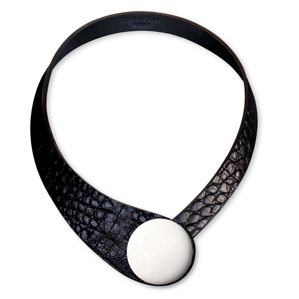 Collana in vera pelle conciata in Italia, frutto della creatività di due architetti italiani. Realizzata con pregiata manifattura Made in Italy, unisce eleganza, praticità e versatilità. I bottoni intercambiabili permettono di personalizzarla facilmente, creando la combinazione perfetta per ogni outfit e occasione.