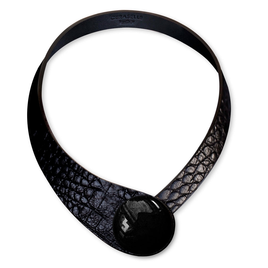 Collana in vera pelle conciata in Italia, frutto della creatività di due architetti italiani. Realizzata con pregiata manifattura Made in Italy, unisce eleganza, praticità e versatilità. I bottoni intercambiabili permettono di personalizzarla facilmente, creando la combinazione perfetta per ogni outfit e occasione.
