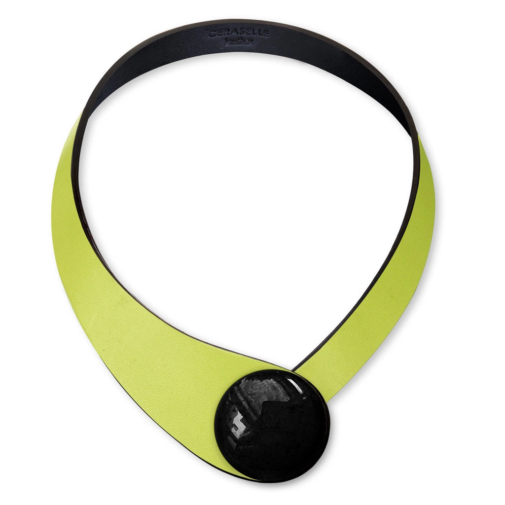 Collana in vera pelle conciata in Italia, frutto della creatività di due architetti italiani. Realizzata con pregiata manifattura Made in Italy, unisce eleganza, praticità e versatilità. I bottoni intercambiabili permettono di personalizzarla facilmente, creando la combinazione perfetta per ogni outfit e occasione.
