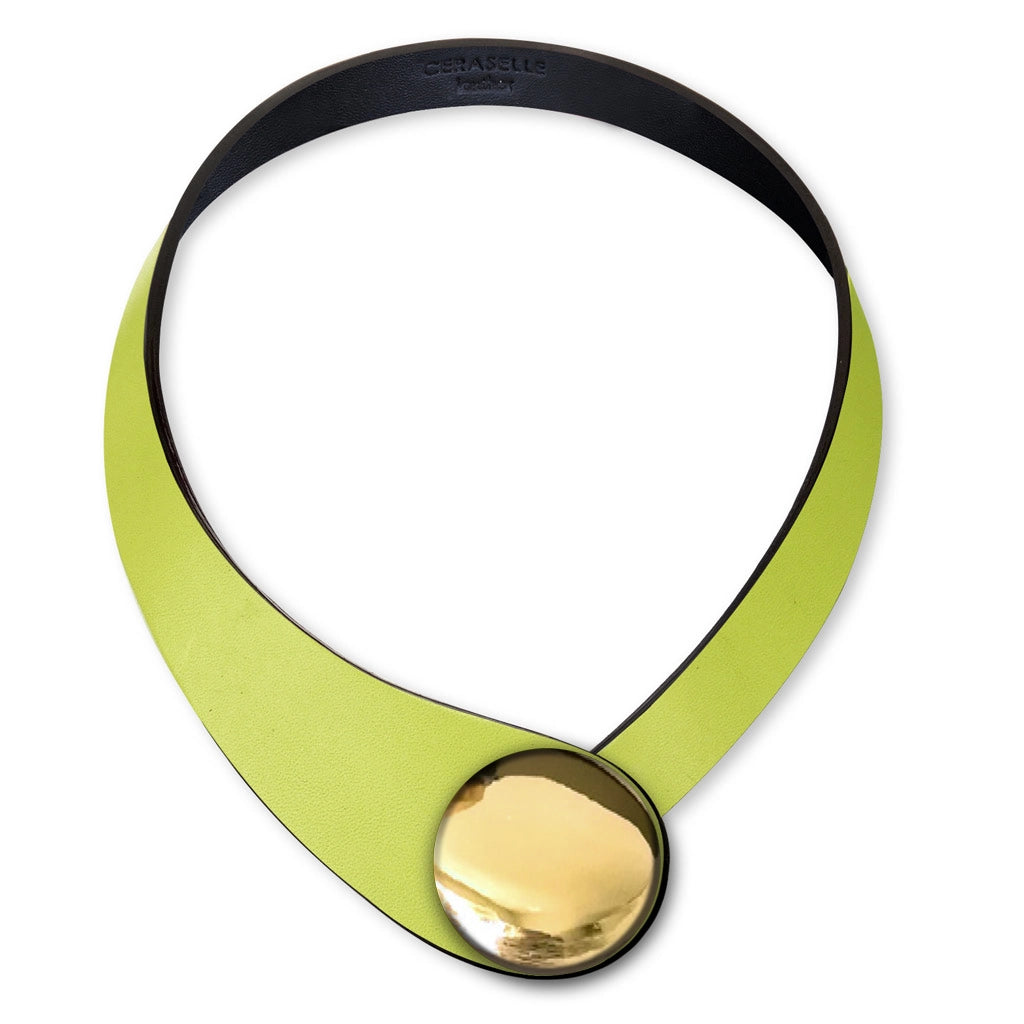 Collana in vera pelle conciata in Italia, frutto della creatività di due architetti italiani. Realizzata con pregiata manifattura Made in Italy, unisce eleganza, praticità e versatilità. I bottoni intercambiabili permettono di personalizzarla facilmente, creando la combinazione perfetta per ogni outfit e occasione.