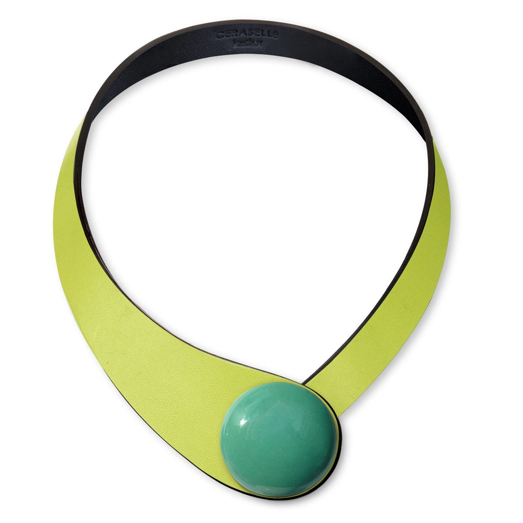 Collana in vera pelle conciata in Italia, frutto della creatività di due architetti italiani. Realizzata con pregiata manifattura Made in Italy, unisce eleganza, praticità e versatilità. I bottoni intercambiabili permettono di personalizzarla facilmente, creando la combinazione perfetta per ogni outfit e occasione.