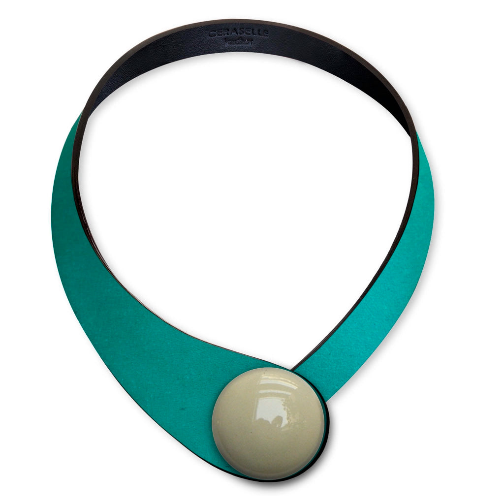 Collana in vera pelle conciata in Italia, frutto della creatività di due architetti italiani. Realizzata con pregiata manifattura Made in Italy, unisce eleganza, praticità e versatilità. I bottoni intercambiabili permettono di personalizzarla facilmente, creando la combinazione perfetta per ogni outfit e occasione.