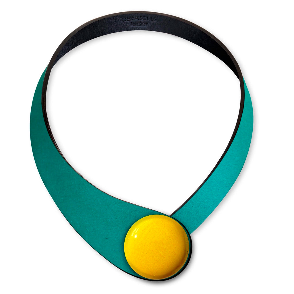 Collana in vera pelle conciata in Italia, frutto della creatività di due architetti italiani. Realizzata con pregiata manifattura Made in Italy, unisce eleganza, praticità e versatilità. I bottoni intercambiabili permettono di personalizzarla facilmente, creando la combinazione perfetta per ogni outfit e occasione.