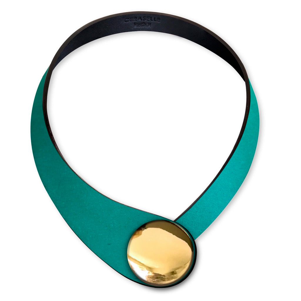 Collana in vera pelle conciata in Italia, frutto della creatività di due architetti italiani. Realizzata con pregiata manifattura Made in Italy, unisce eleganza, praticità e versatilità. I bottoni intercambiabili permettono di personalizzarla facilmente, creando la combinazione perfetta per ogni outfit e occasione.