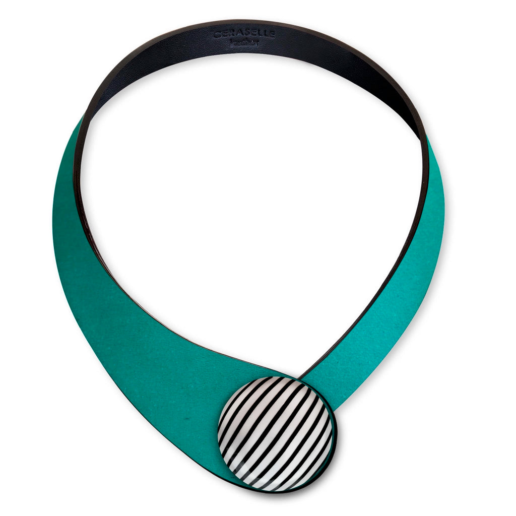Collana in vera pelle conciata in Italia, frutto della creatività di due architetti italiani. Realizzata con pregiata manifattura Made in Italy, unisce eleganza, praticità e versatilità. I bottoni intercambiabili permettono di personalizzarla facilmente, creando la combinazione perfetta per ogni outfit e occasione.