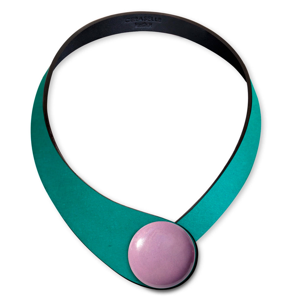 Collana in vera pelle conciata in Italia, frutto della creatività di due architetti italiani. Realizzata con pregiata manifattura Made in Italy, unisce eleganza, praticità e versatilità. I bottoni intercambiabili permettono di personalizzarla facilmente, creando la combinazione perfetta per ogni outfit e occasione.