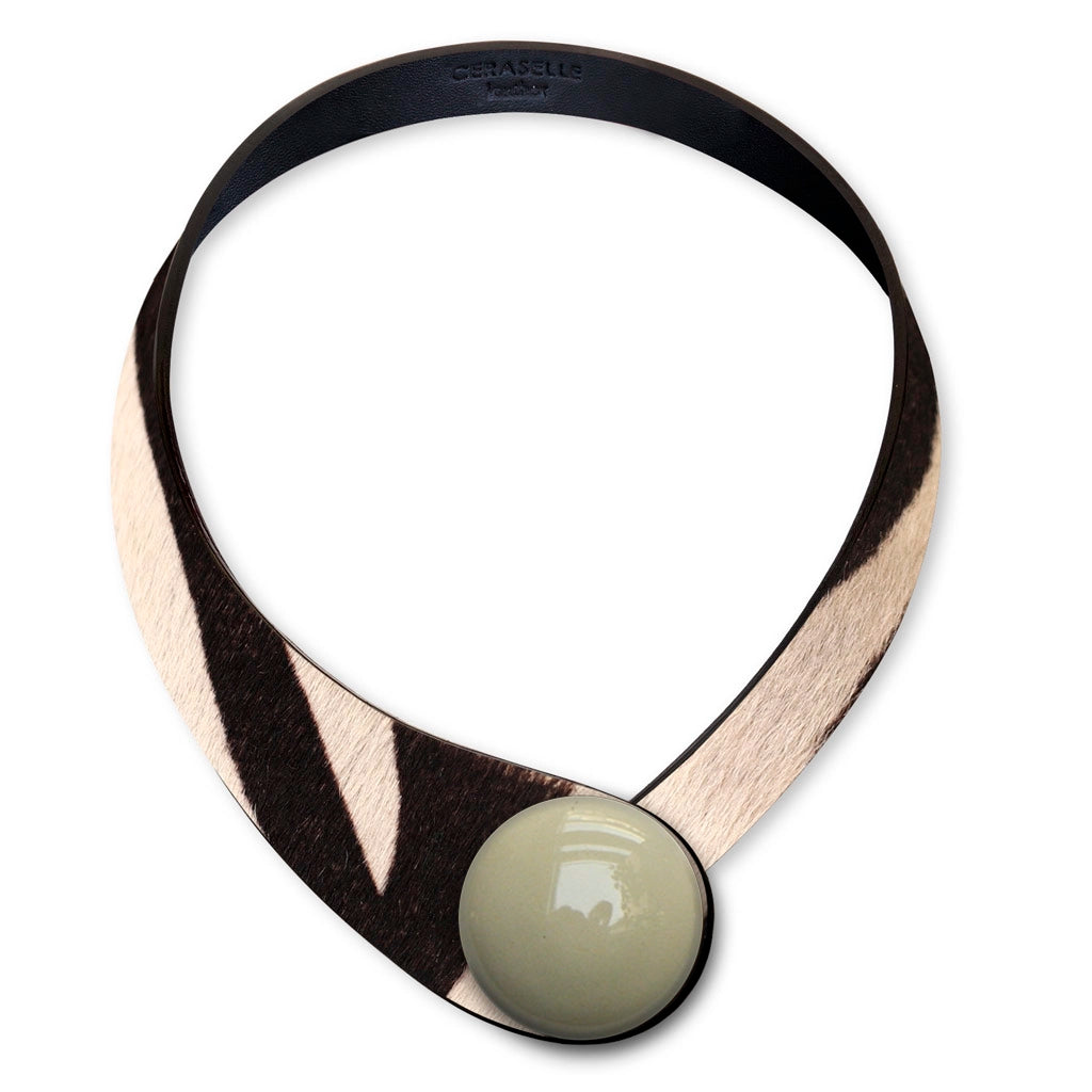 Collana in vera pelle conciata in Italia, frutto della creatività di due architetti italiani. Realizzata con pregiata manifattura Made in Italy, unisce eleganza, praticità e versatilità. I bottoni intercambiabili permettono di personalizzarla facilmente, creando la combinazione perfetta per ogni outfit e occasione.