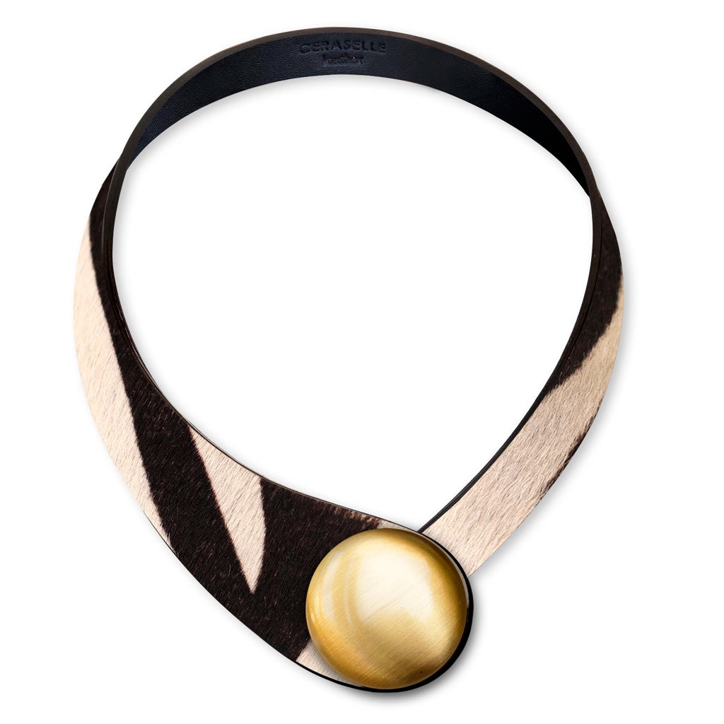 Collana in vera pelle conciata in Italia, frutto della creatività di due architetti italiani. Realizzata con pregiata manifattura Made in Italy, unisce eleganza, praticità e versatilità. I bottoni intercambiabili permettono di personalizzarla facilmente, creando la combinazione perfetta per ogni outfit e occasione.