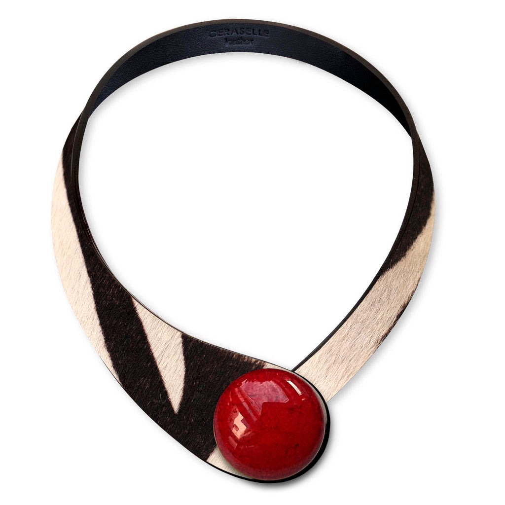Collana in vera pelle conciata in Italia, frutto della creatività di due architetti italiani. Realizzata con pregiata manifattura Made in Italy, unisce eleganza, praticità e versatilità. I bottoni intercambiabili permettono di personalizzarla facilmente, creando la combinazione perfetta per ogni outfit e occasione.