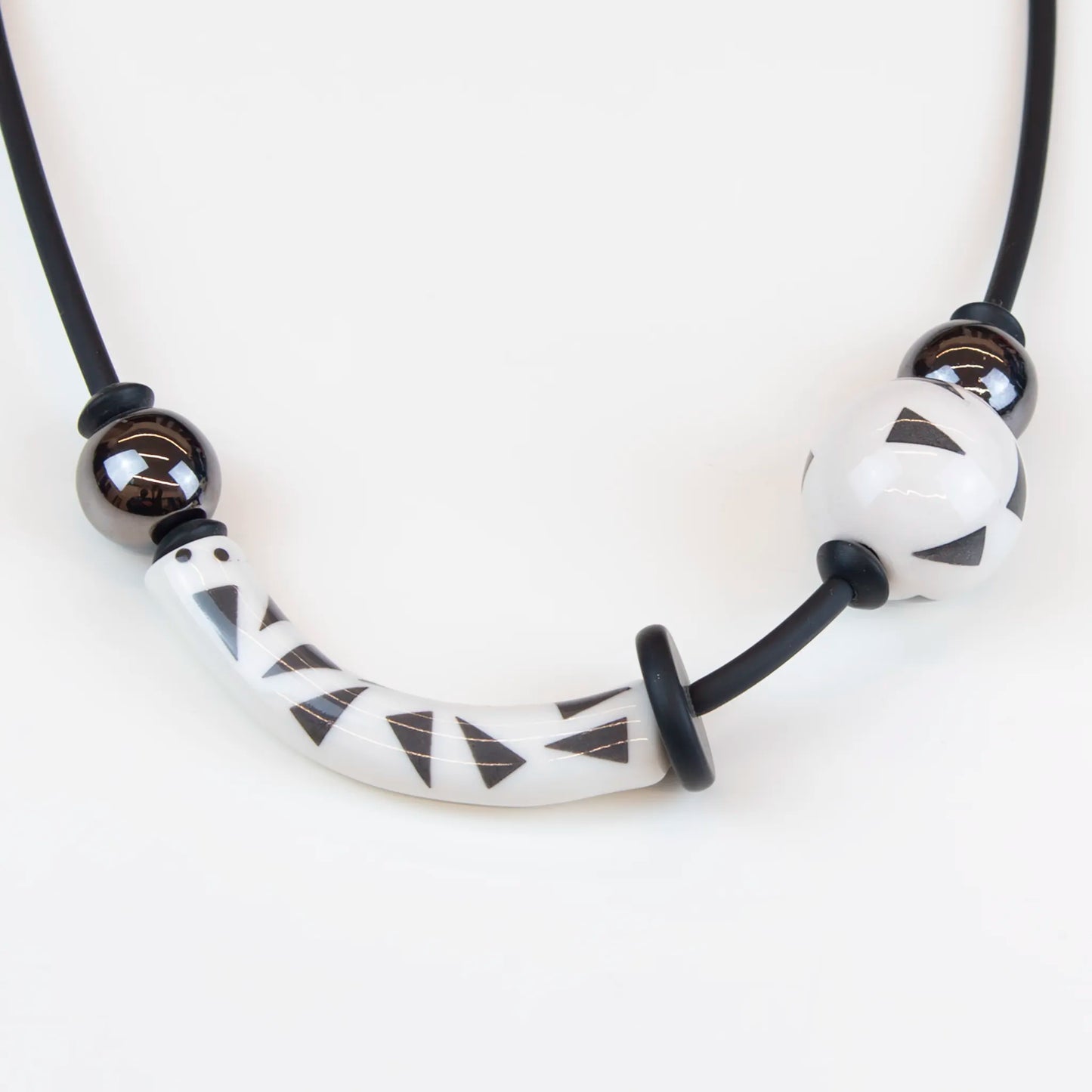 Collana in ceramica realizzata a mano, tre passaggi di cottura, opera di un'artista specializzata in sculture, ispirata a Kandinsky e Miró, unica e artistica.