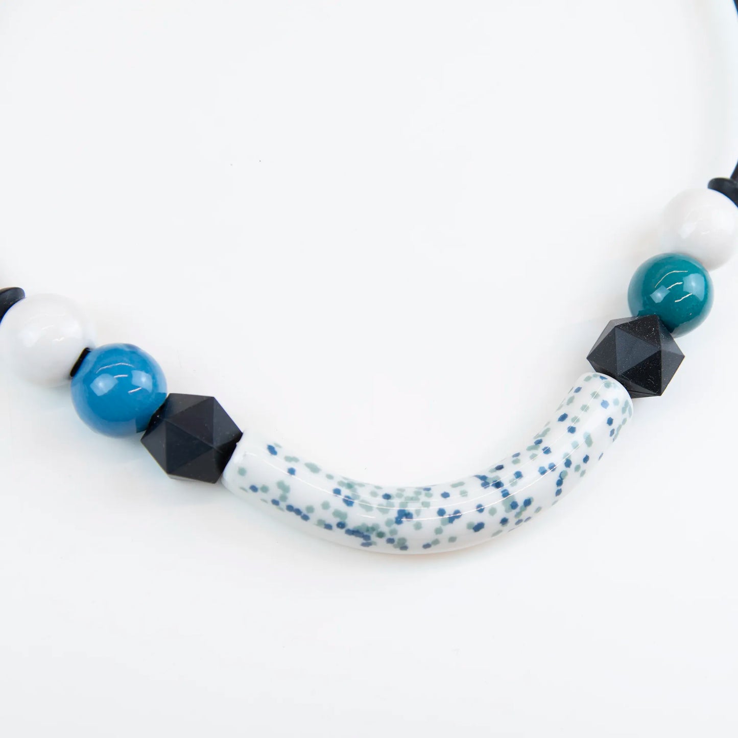 Collana in ceramica realizzata a mano, tre passaggi di cottura, opera di un'artista specializzata in sculture, ispirata a Kandinsky e Miró, unica e artistica.