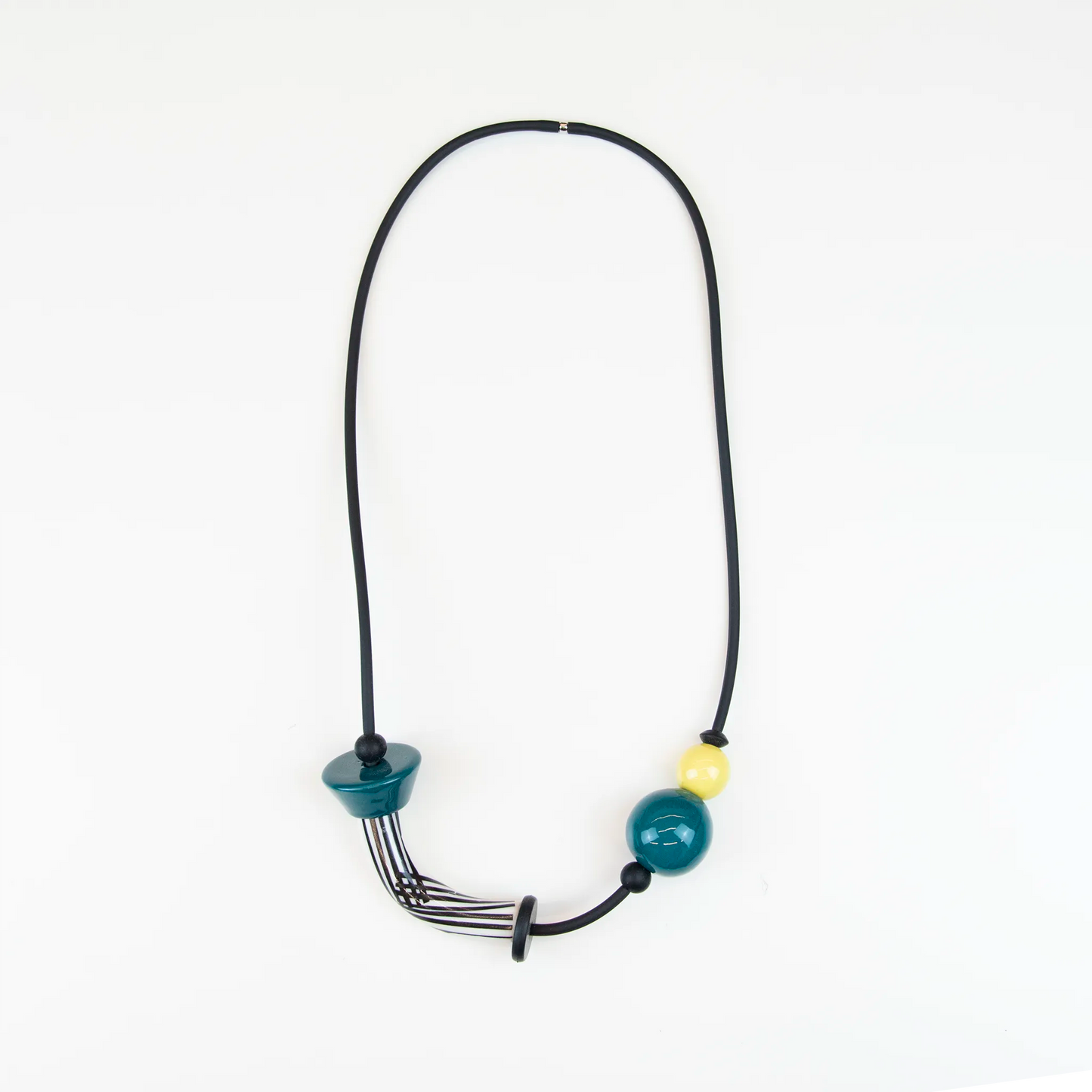 Collana in ceramica realizzata a mano, tre passaggi di cottura, opera di un'artista specializzata in sculture, ispirata a Kandinsky e Miró, unica e artistica.