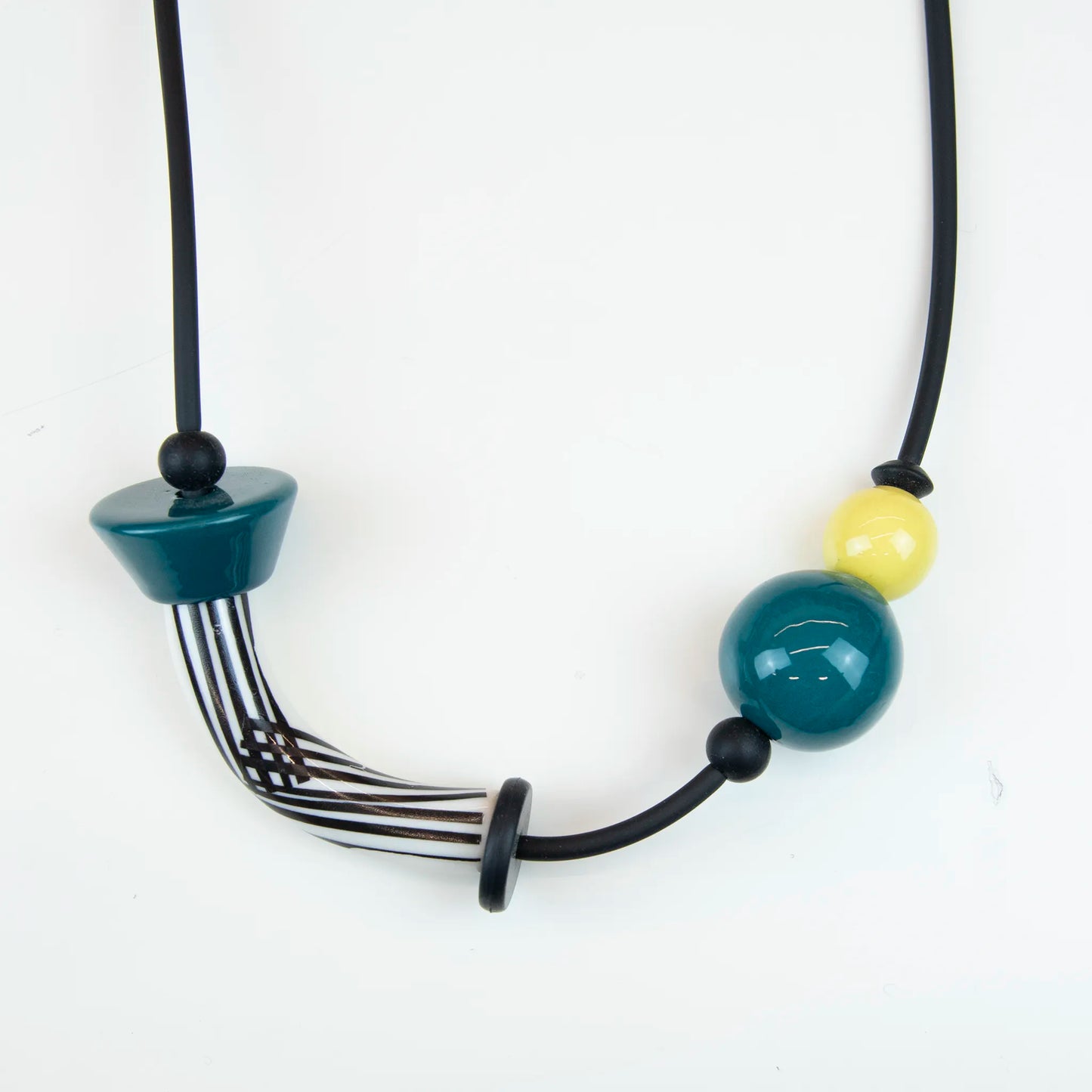 Collana in ceramica realizzata a mano, tre passaggi di cottura, opera di un'artista specializzata in sculture, ispirata a Kandinsky e Miró, unica e artistica.