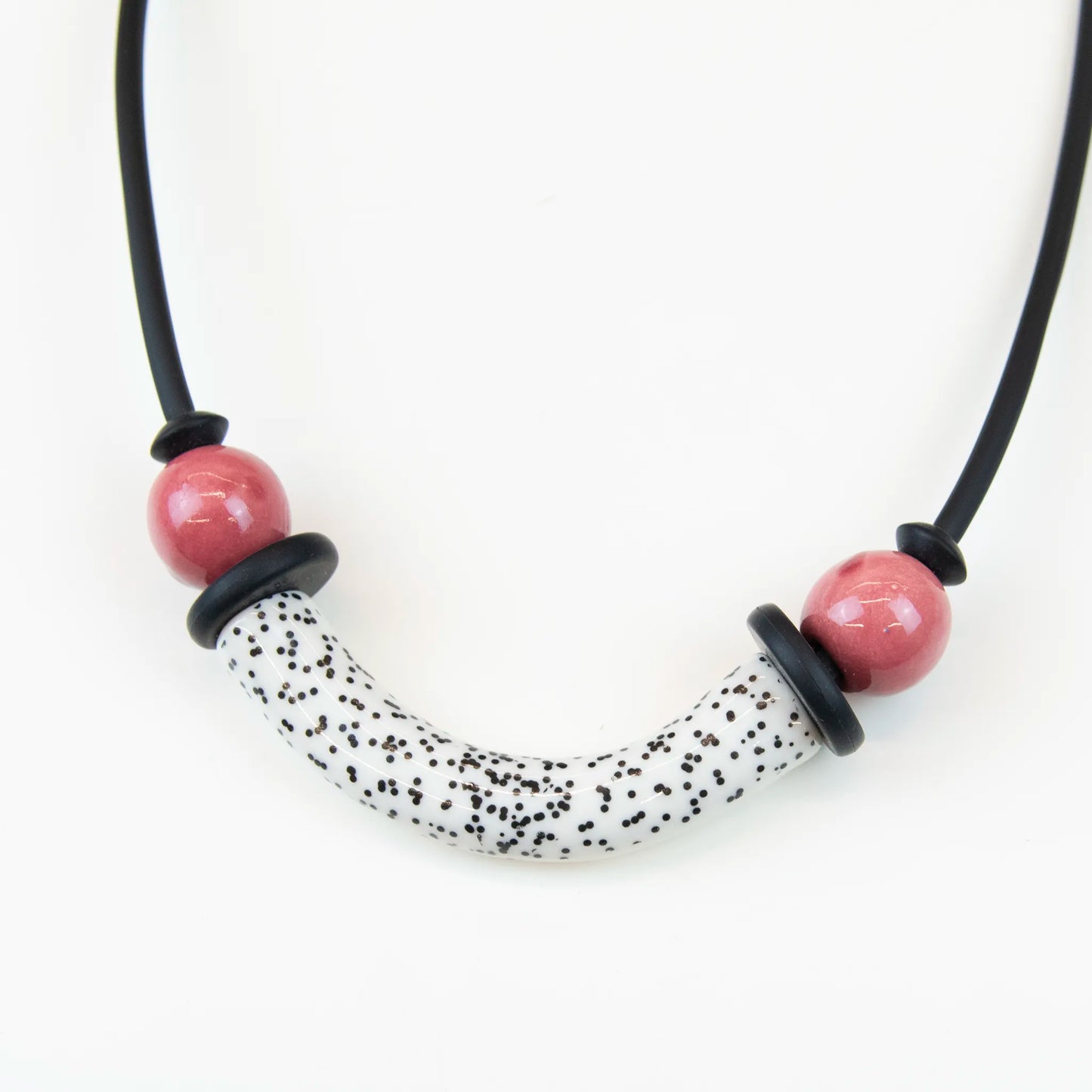 Collana in ceramica realizzata a mano, tre passaggi di cottura, opera di un'artista specializzata in sculture, ispirata a Kandinsky e Miró, unica e artistica.