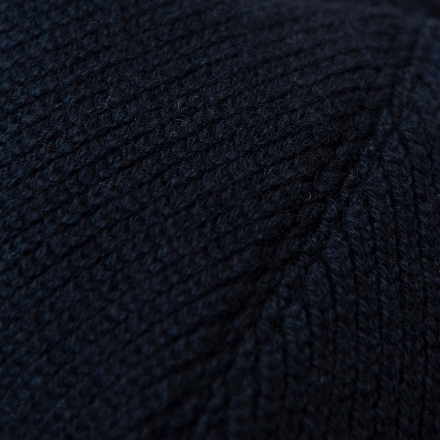 Dettagli e texture della coppola in 100% cashmere blu, realizzata con pregiata manifattura Made in Italy, confortevole e stilosa.