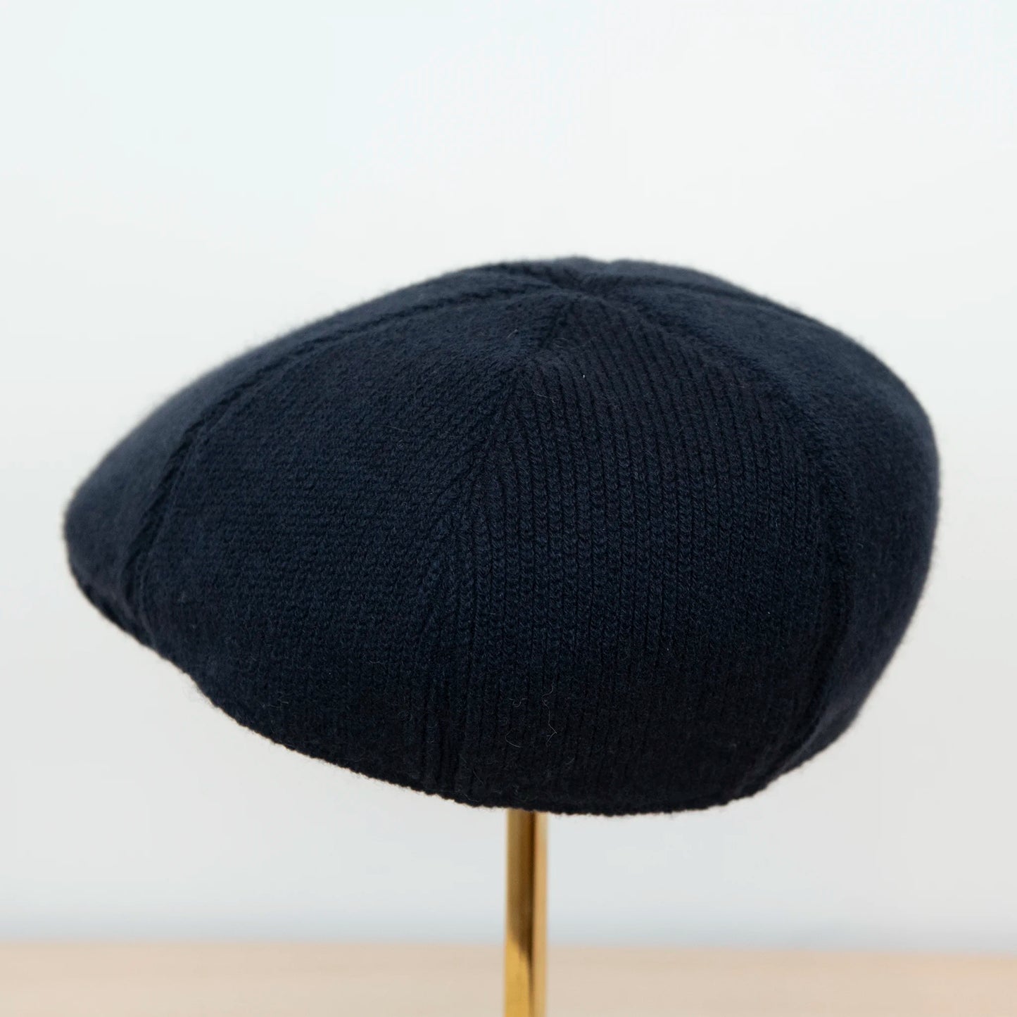 Coppola in 100% cashmere blu, realizzata con pregiata manifattura Made in Italy, confortevole e stilosa.