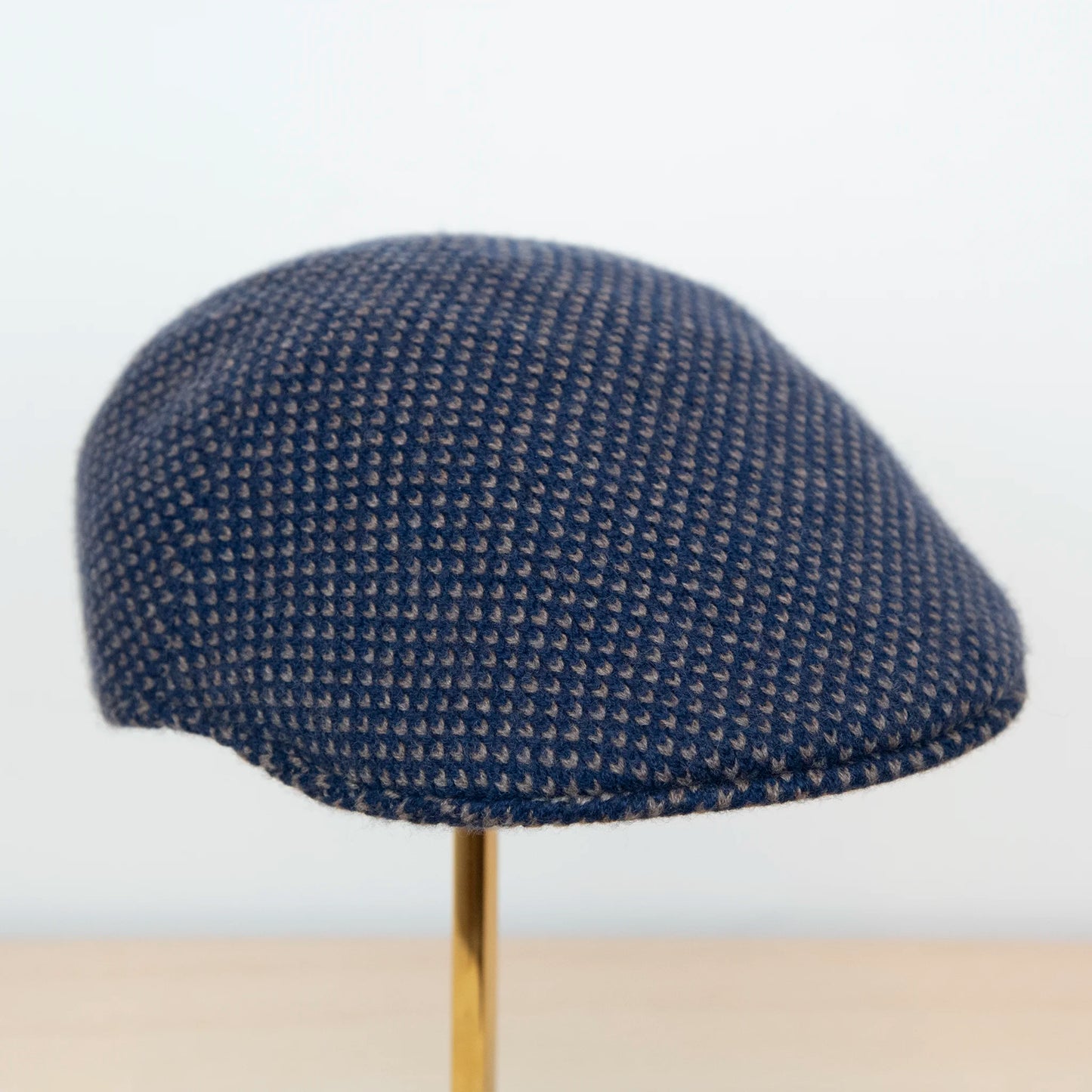Coppola in 100% cashmere blu e beige con fantasia a contrasto, realizzata con pregiata manifattura Made in Italy, confortevole e stilosa.