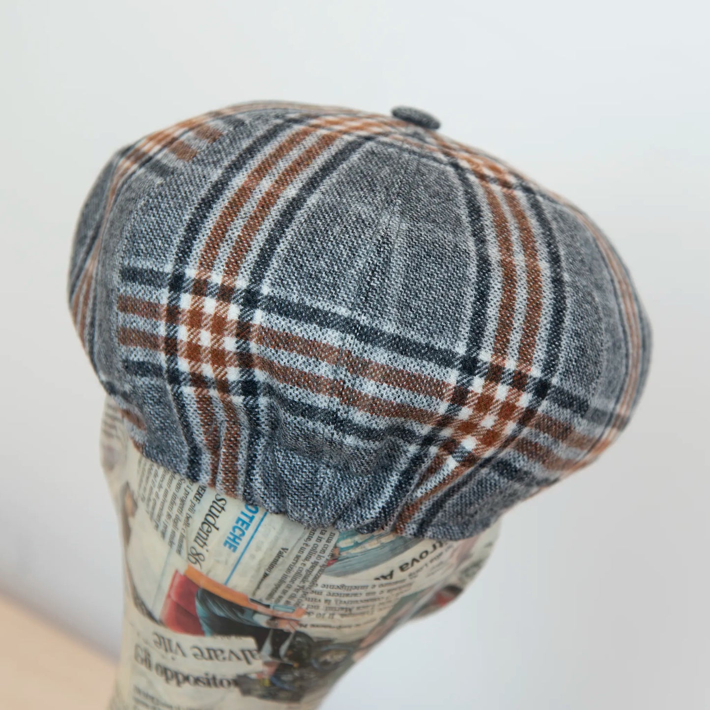 Cappello otto spicchi in stile irlandese, 100% lana con pattern check, realizzato con pregiata manifattura, made in Italy.