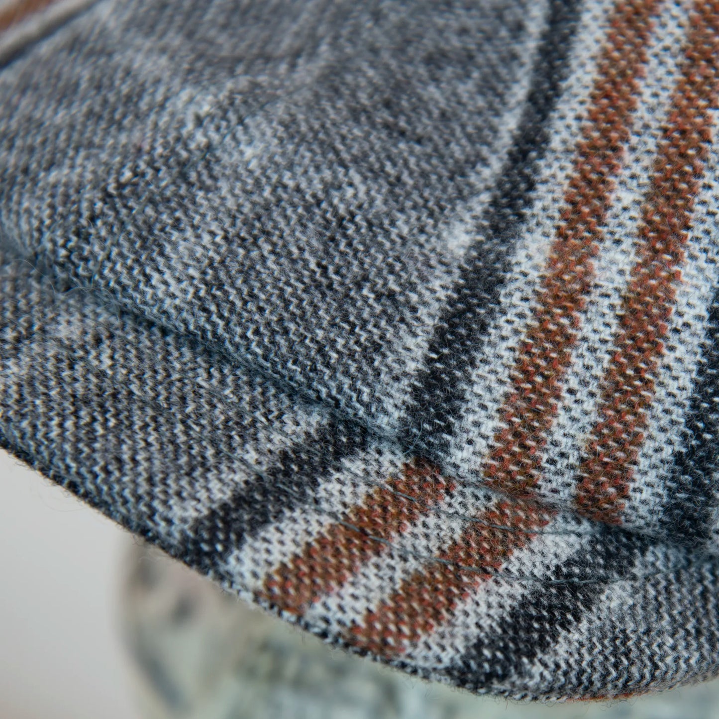 Dettaglio e texture tessuto del cappello otto spicchi in stile irlandese, 100% lana con pattern check, realizzato con pregiata manifattura, made in Italy.
