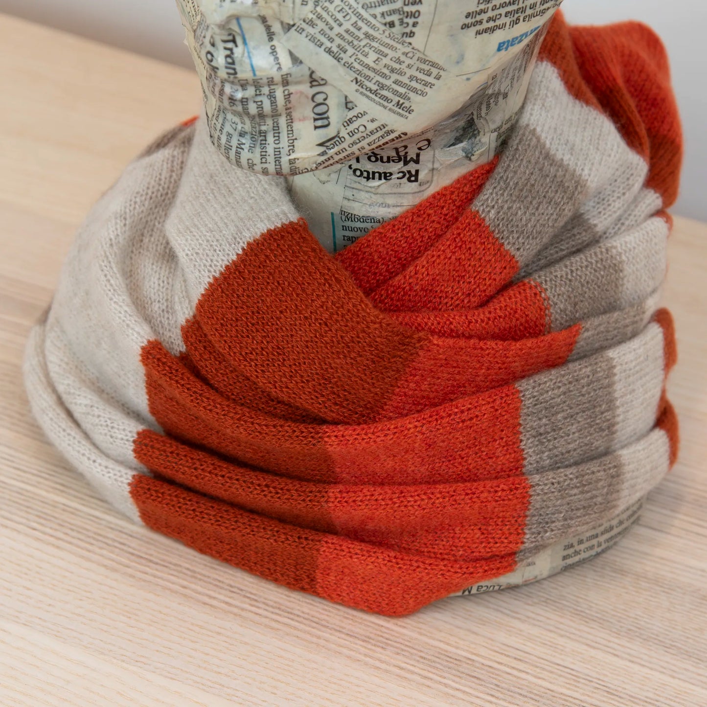 Collo doppio anello rigato arancio in quadricromia, 100% cashmere, morbido e caldo, Made in Italy.