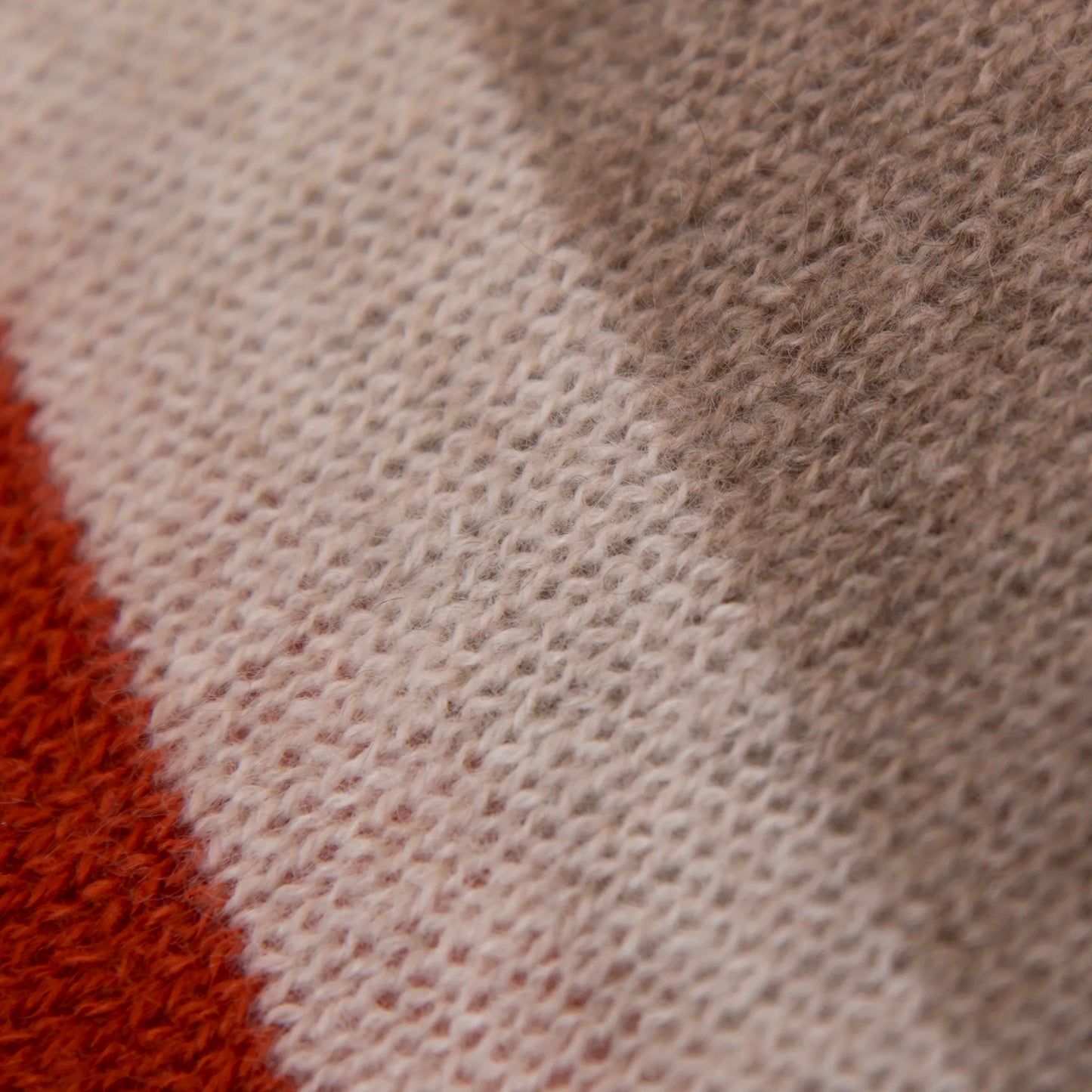 Dettaglio e texture tessuto del Collo doppio anello rigato arancio in quadricromia, 100% cashmere, morbido e caldo, Made in Italy.