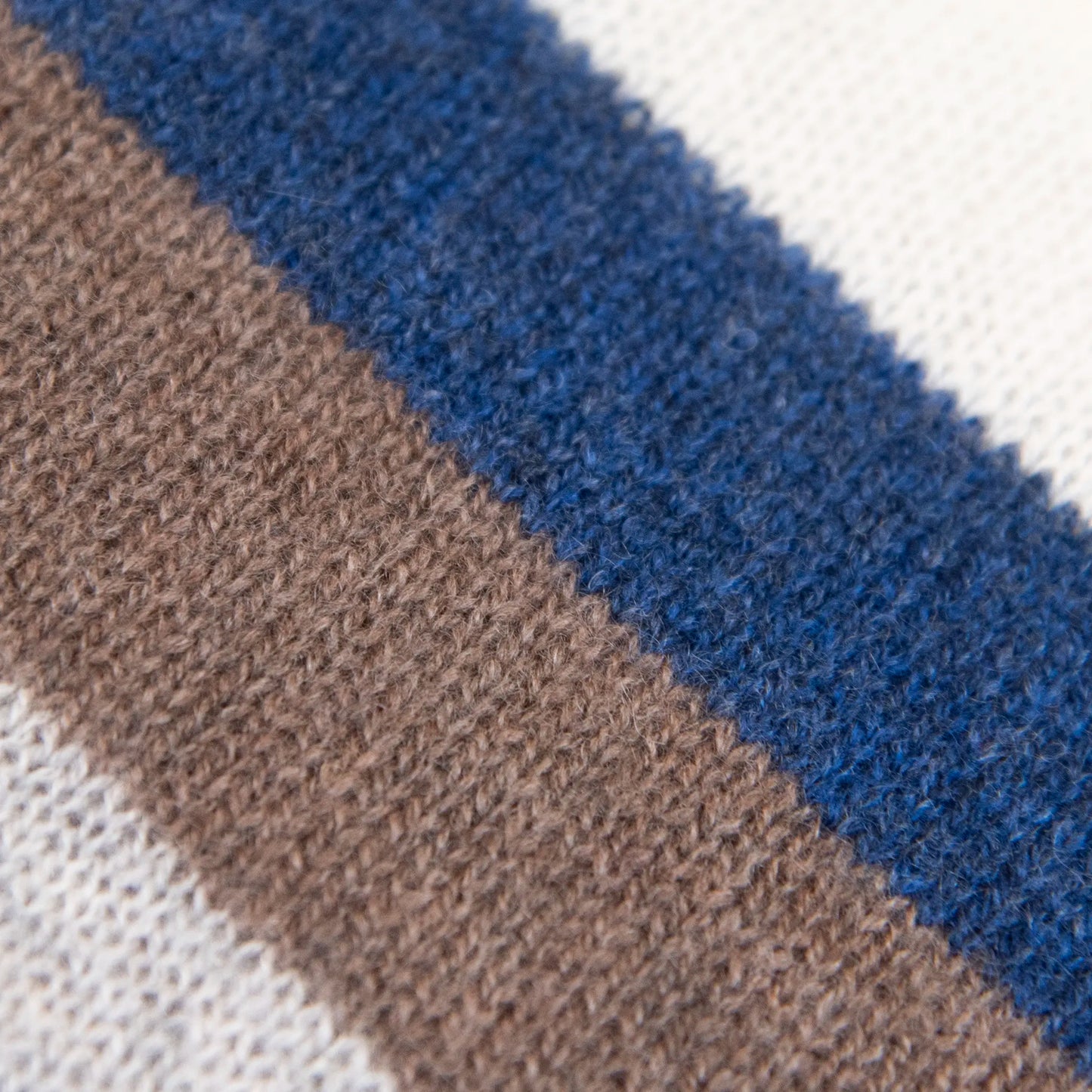 Dettaglio e texture tessuto del Collo doppio anello rigato blu e marrone in quadricromia, 100% cashmere, morbido e caldo, Made in Italy.