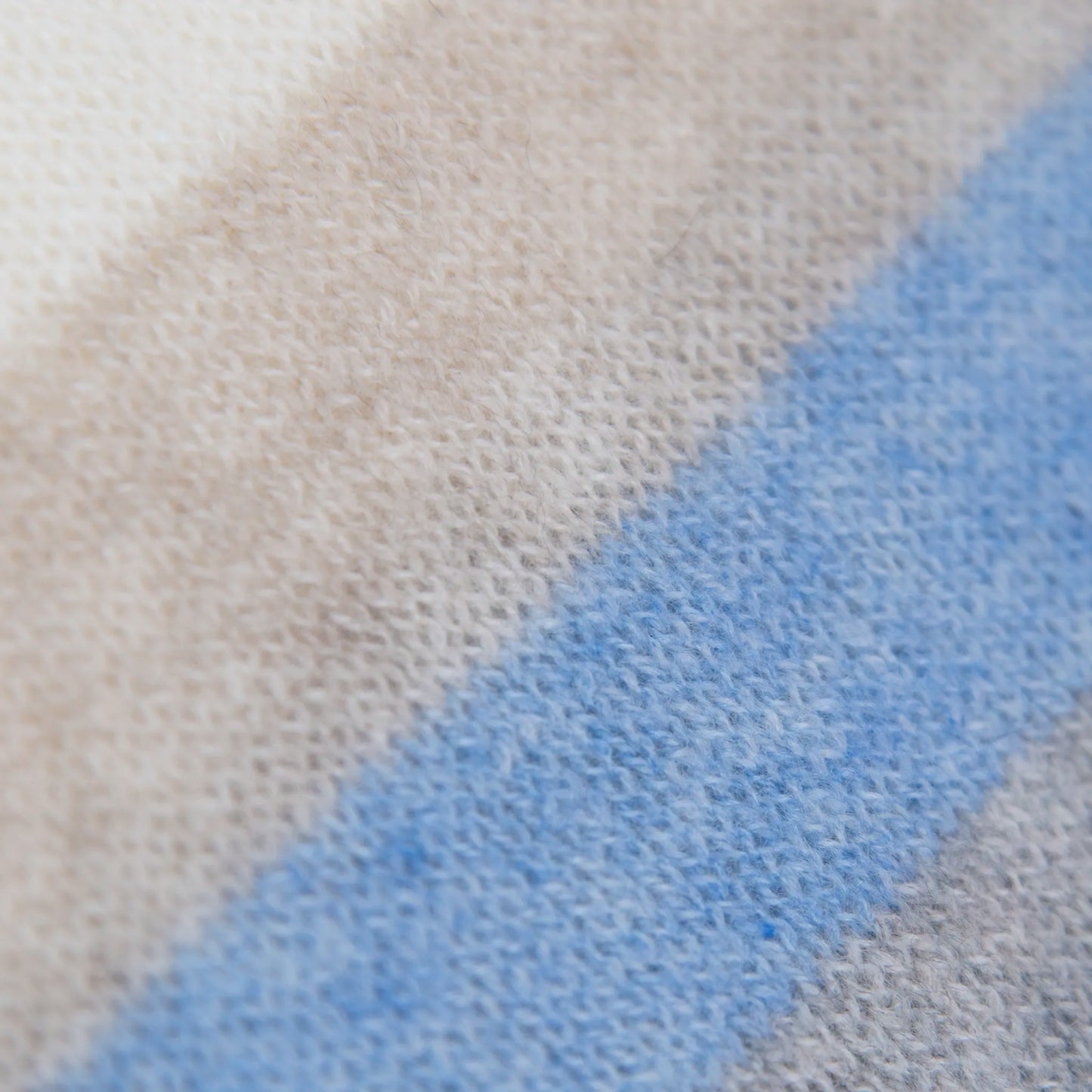 Dettaglio e texture tessuto del Collo doppio anello rigato celeste in quadricromia, 100% cashmere, morbido e caldo, Made in Italy.