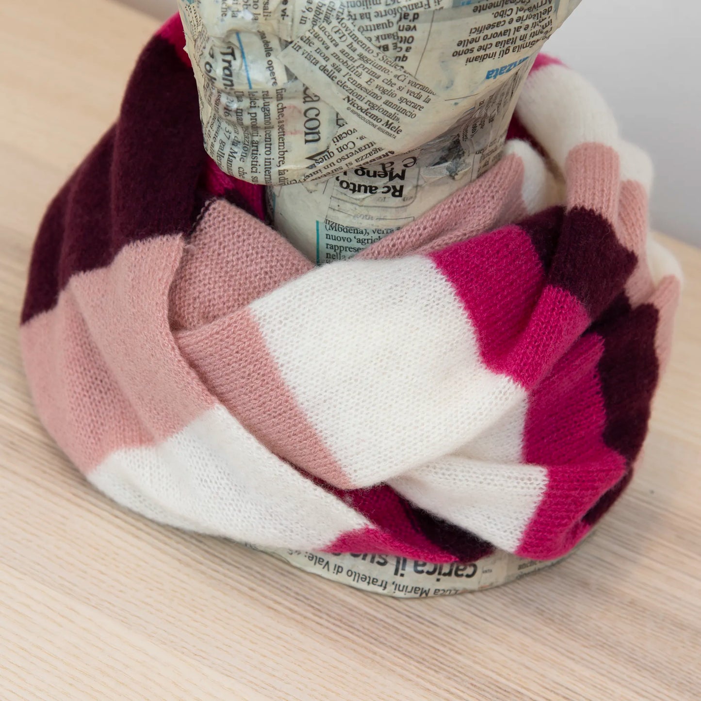 Collo doppio anello rigato rosa in quadricromia, 100% cashmere, morbido e caldo, Made in Italy.