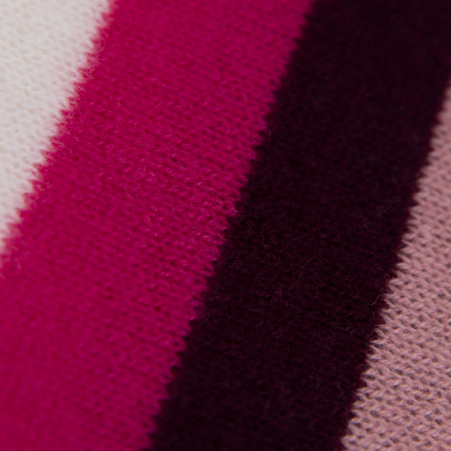 Dettaglio e texture tessuto del Collo doppio anello rigato rosa in quadricromia, 100% cashmere, morbido e caldo, Made in Italy