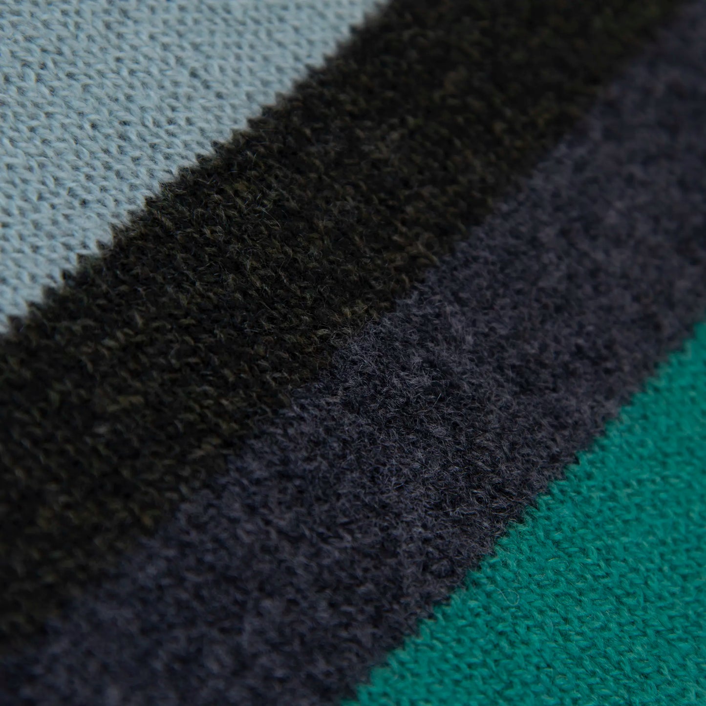 Dettaglio e texture tessuto del Collo doppio anello rigato verde in quadricromia, 100% cashmere, morbido e caldo, Made in Italy.