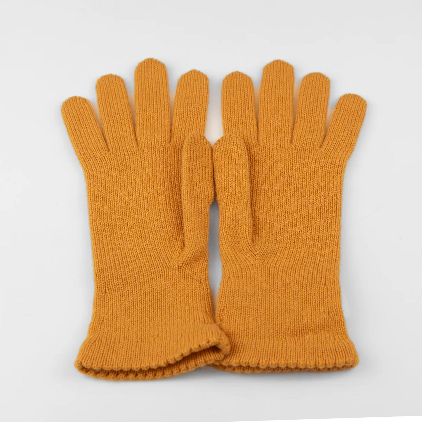 Guanto da donna senape in 100% Cashmere, morbido e confortevole, Made in Italy, con pregiata manifattura artigianale.