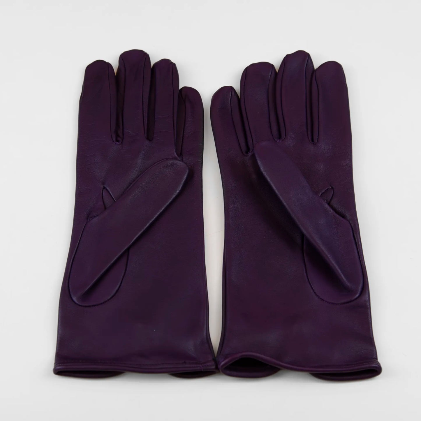 Guanto da donna viola in 100% Nappa sfoderato, senza imbottitura, particolarmente confortevole e con perfetta calzata, Made in Italy.