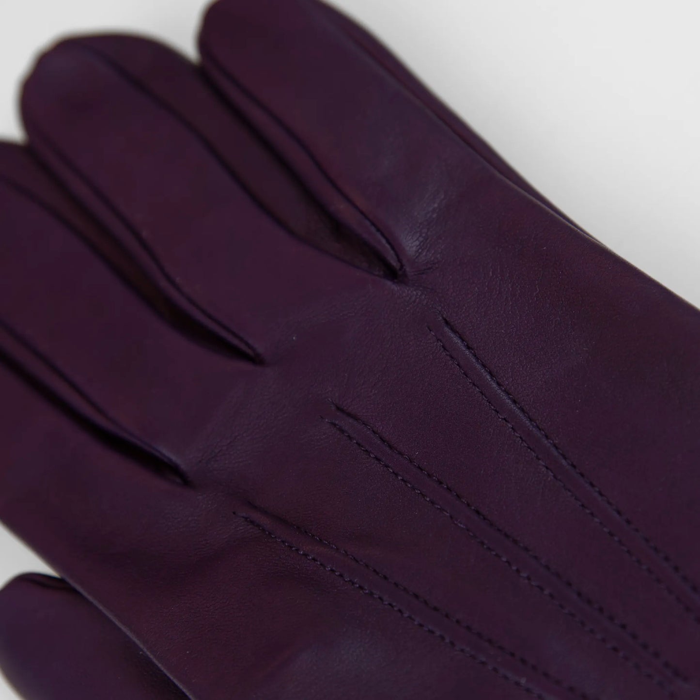 Guanto da donna viola in 100% Nappa sfoderato, senza imbottitura, particolarmente confortevole e con perfetta calzata, Made in Italy.