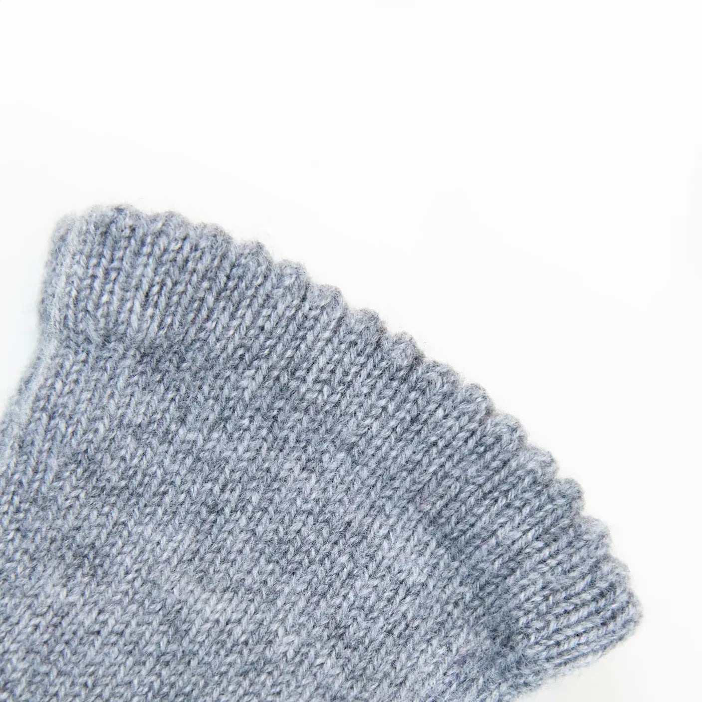 Guanto da donna grigio in 100% Cashmere, morbido e confortevole, Made in Italy di pregiata manifattura artigianale.