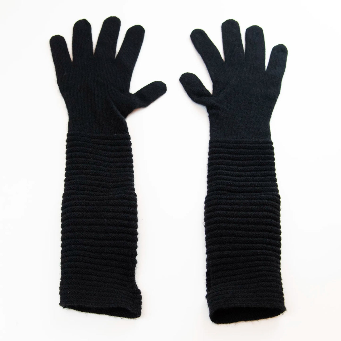 Guanto nero in 100% cashmere a coste inglesi, indossabile lungo o corto, pregiata manifattura Made in Italy.