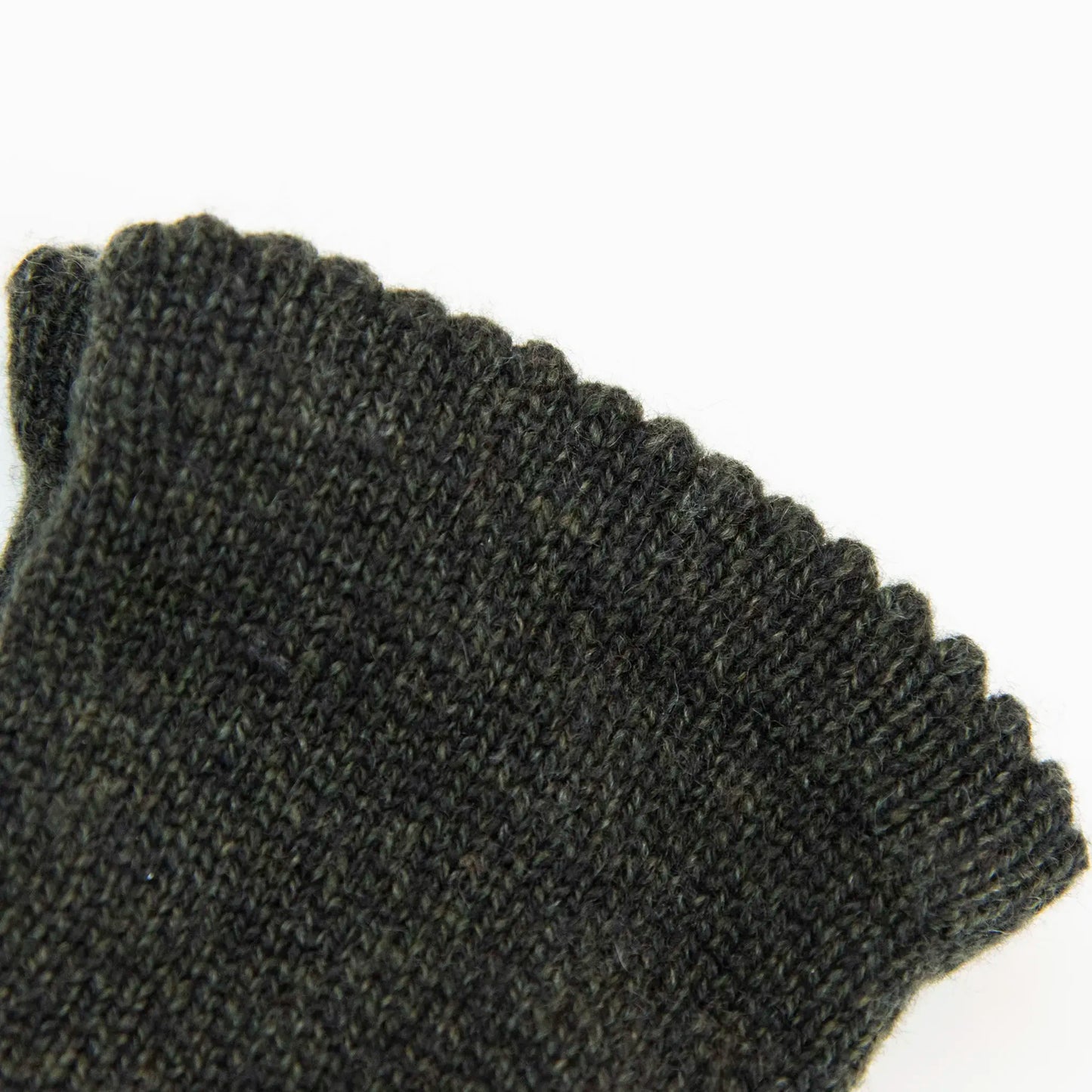 Guanto da donna verde in 100% Cashmere, morbido e confortevole, Made in Italy di pregiata manifattura artigianale.