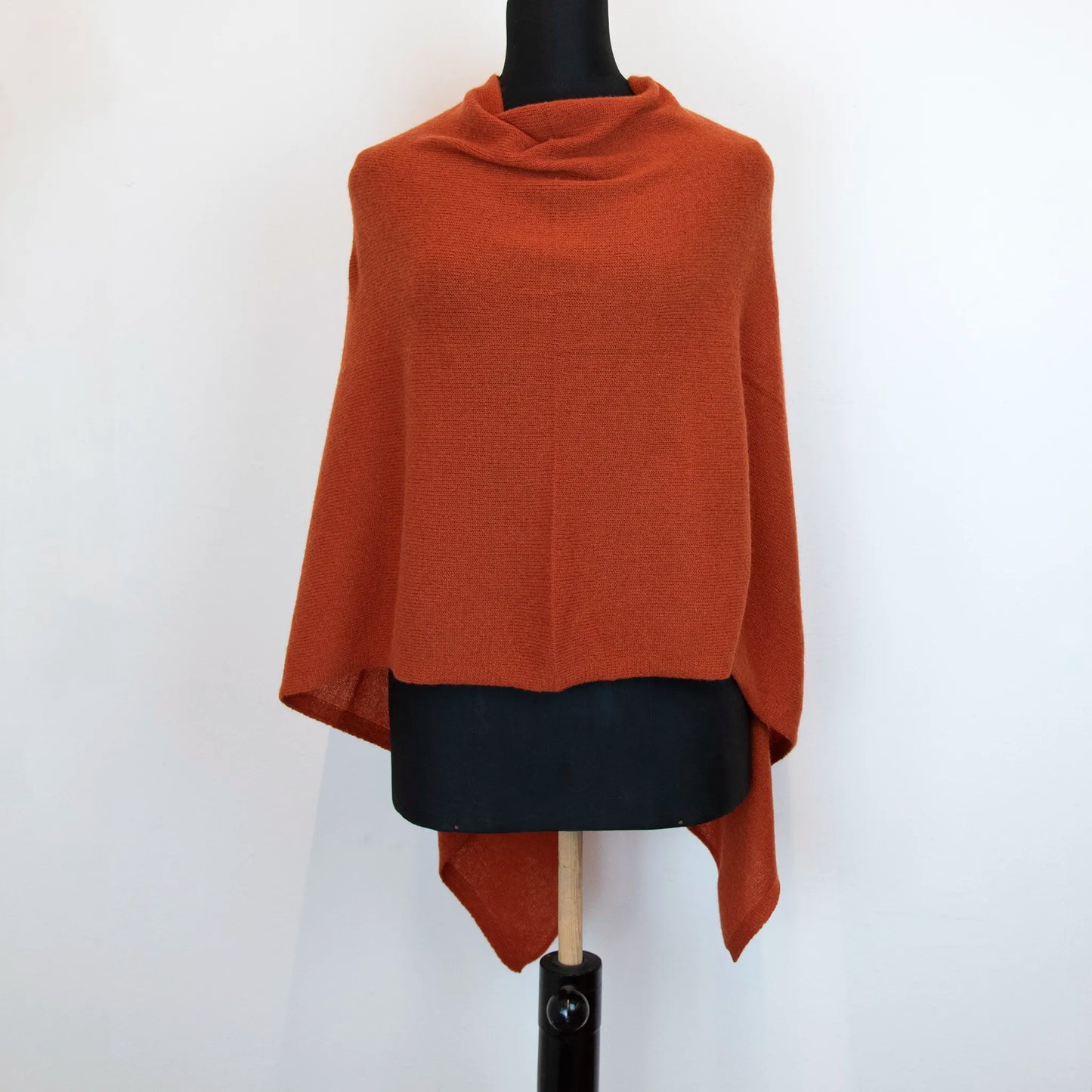 Mantellina in 100% cashmere coccio, Made in Italy, praticità e comfort con tre diverse vestibilità per ogni esigenza.
