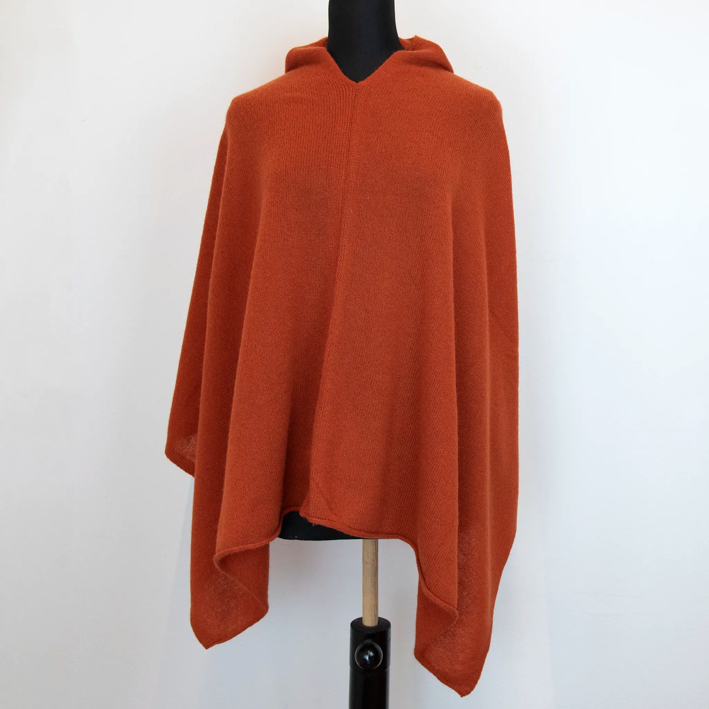 Mantellina in 100% cashmere coccio, Made in Italy, praticità e comfort con tre diverse vestibilità per ogni esigenza.