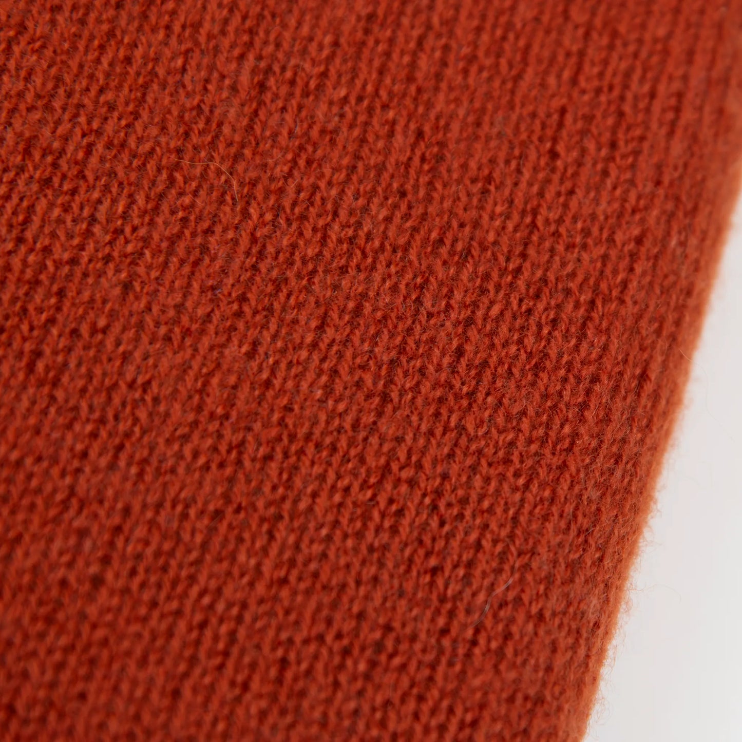 Dettaglio e texture tessuto della Mantellina in 100% cashmere coccio, Made in Italy, praticità e comfort con tre diverse vestibilità per ogni esigenza.