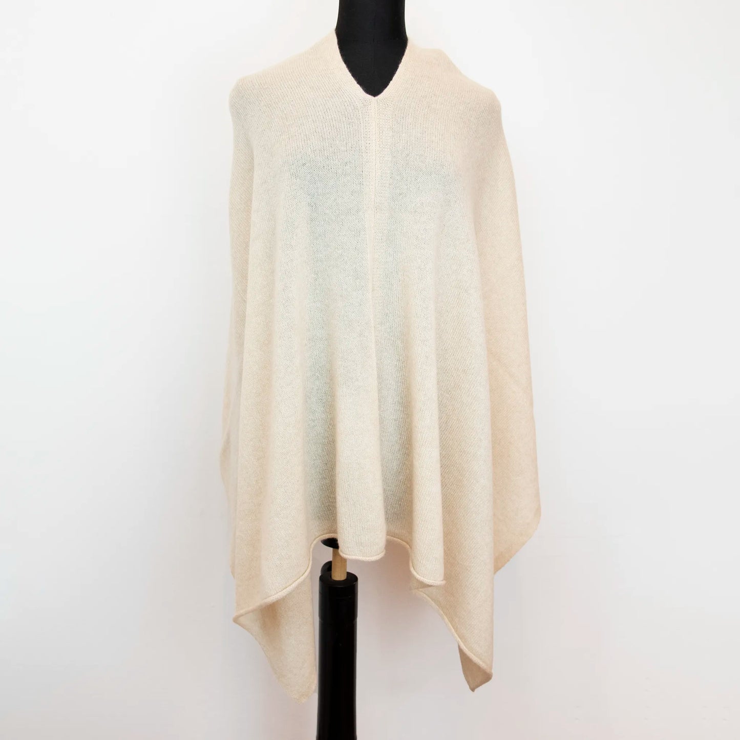 Mantellina in 100% cashmere beige, Made in Italy, praticità e comfort con tre diverse vestibilità per ogni esigenza.