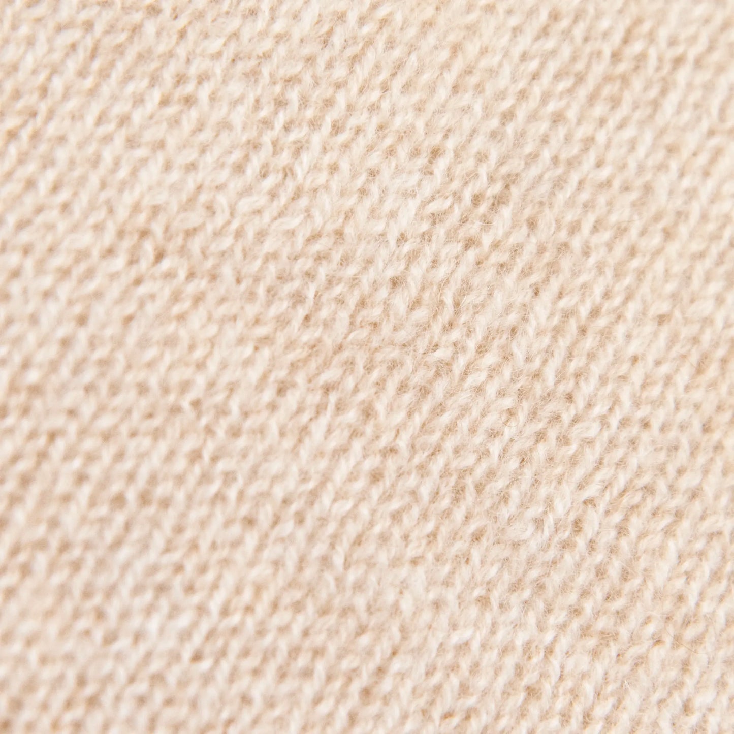 Dettagli e texture tessuto della mantellina in 100% cashmere beige, Made in Italy, praticità e comfort con tre diverse vestibilità per ogni esigenza.
